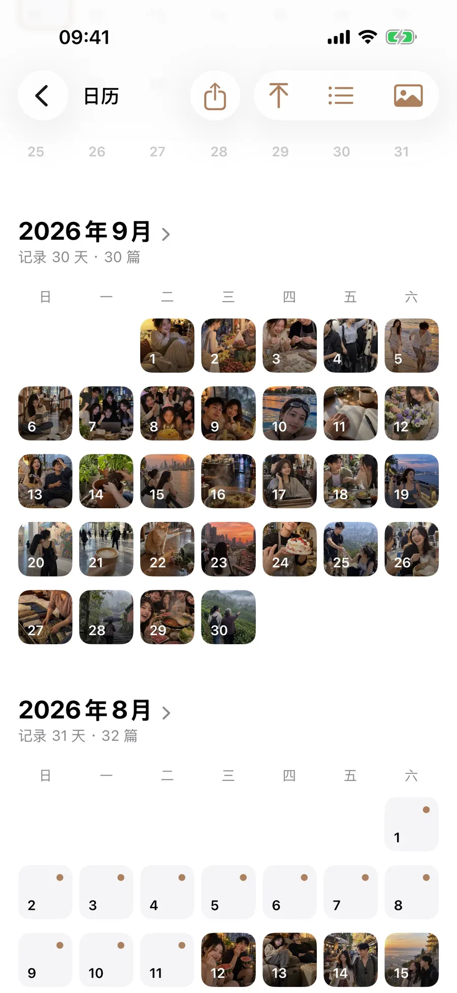 2026 年 10 月和 9 月的日历以照片缩略图标出有记录的日期